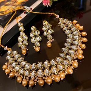 Elegant peach and silver kundan necklace set with the hint of gold.